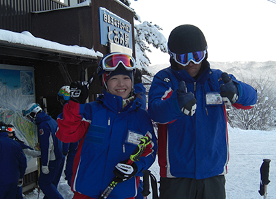 スキー場でカメラに向かって笑顔を見せる2人の少年