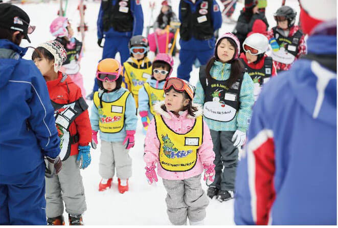 スキーレッスンを受ける子どもたちの画像