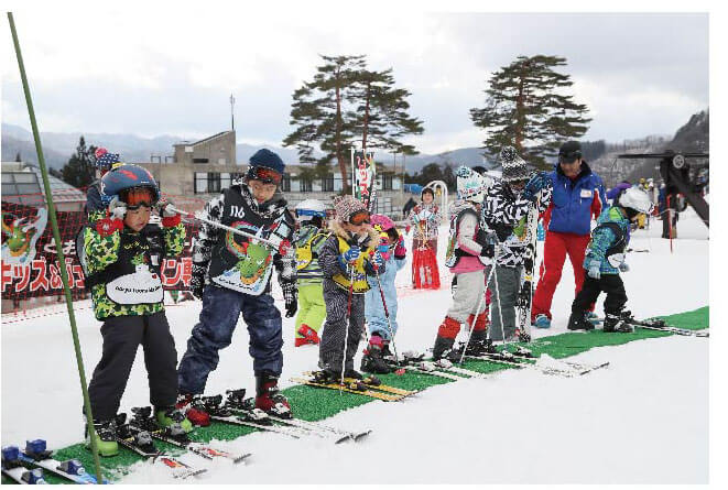 スキーレッスンを受ける子どもたちの画像