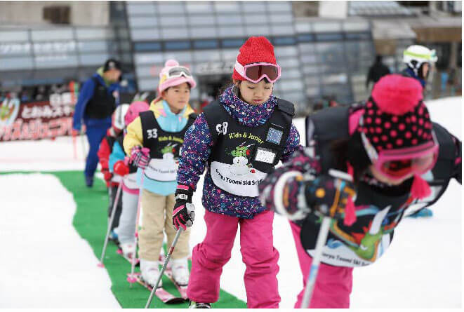 スキーレッスンを受ける子どもたちの画像