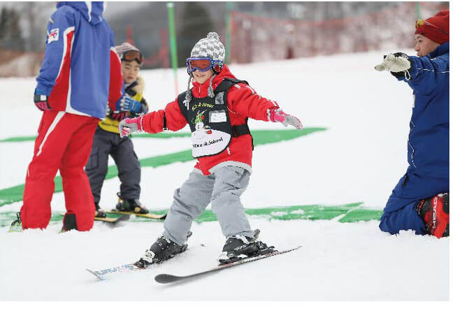 スキーレッスンを受ける子どもたちの画像