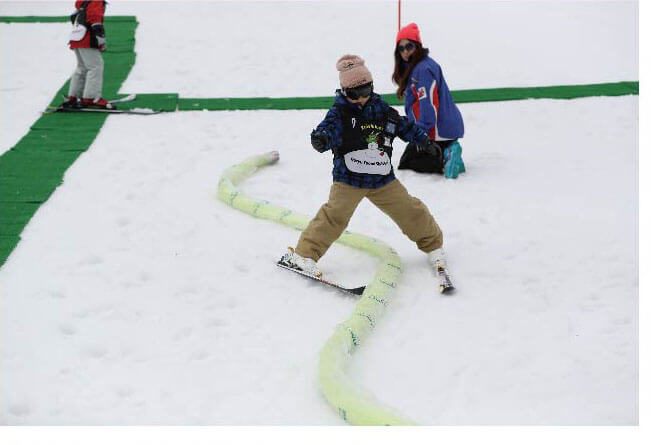 スキーレッスンを受ける子どもたちの画像