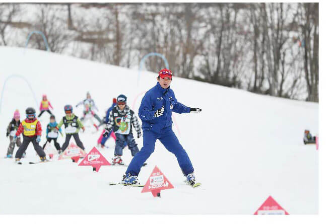 スキーレッスンを受ける子どもたちの画像