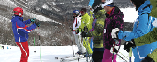 スキーレッスンを受ける人々