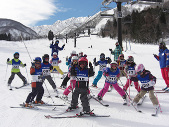 スキーレッスンを受ける子どもたちの画像