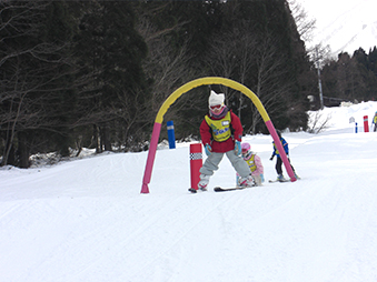 スキーレッスンを受ける子どもの画像