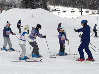 スキーレッスンを受ける子どもたちの画像