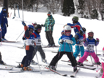 スキーレッスンを受ける子どもたちの画像