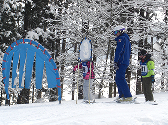 スキーレッスンを受ける子どもたちの画像