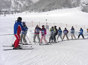 スキーレッスンを受ける子どもたちの画像
