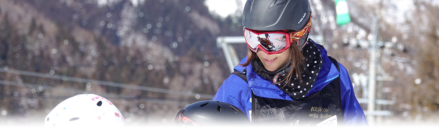 スキーウェアを着た女性