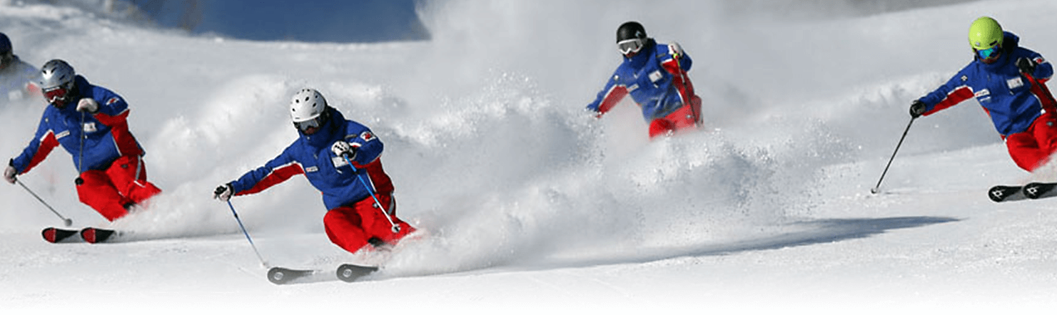 スキーを滑る人たち