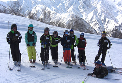 スキーレッスンを受ける子どもたちの画像