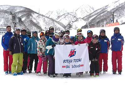 スキーレッスンを受ける子どもたちの画像