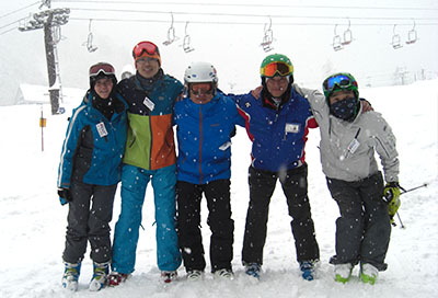 スキーレッスンを受ける子どもたちの画像